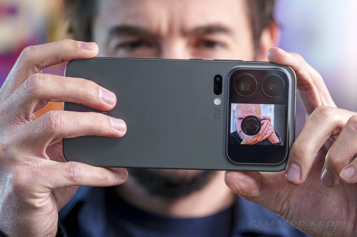 Xiaomi 17 Pro Max side view showing slim profile