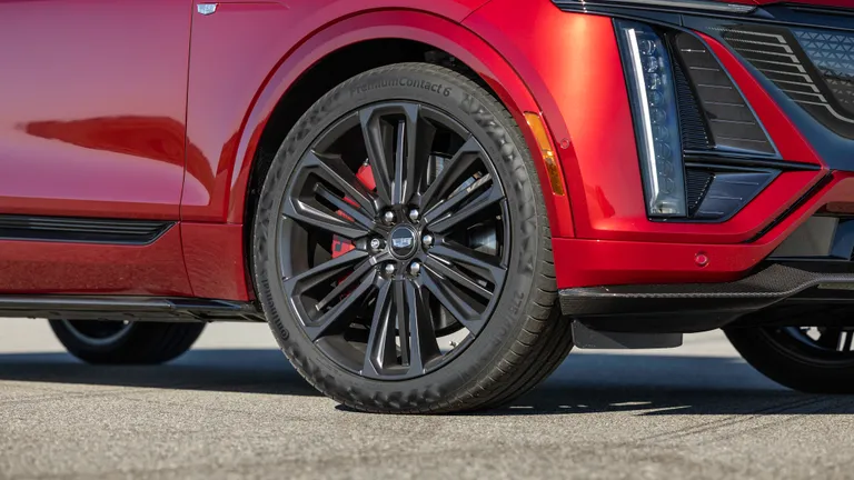 Side view of the Cadillac Lyriq V highlighting its elegant lines and overall proportions