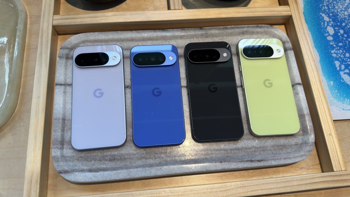 Google Pixel displaying AI notification summaries Google Pixel displaying AI notification summaries