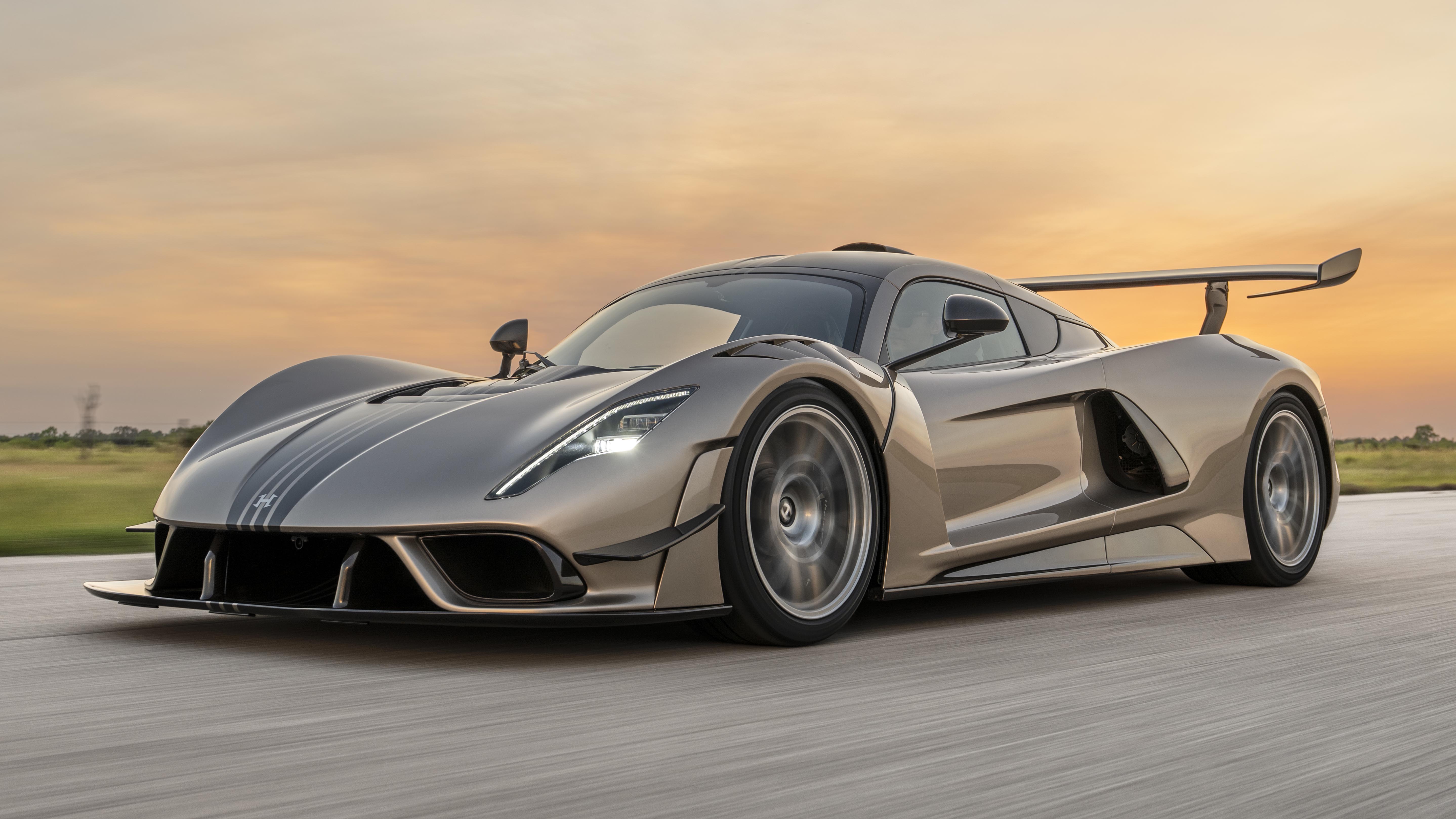 Close-up of the Hennessey Venom F5 LF's gated manual gearbox