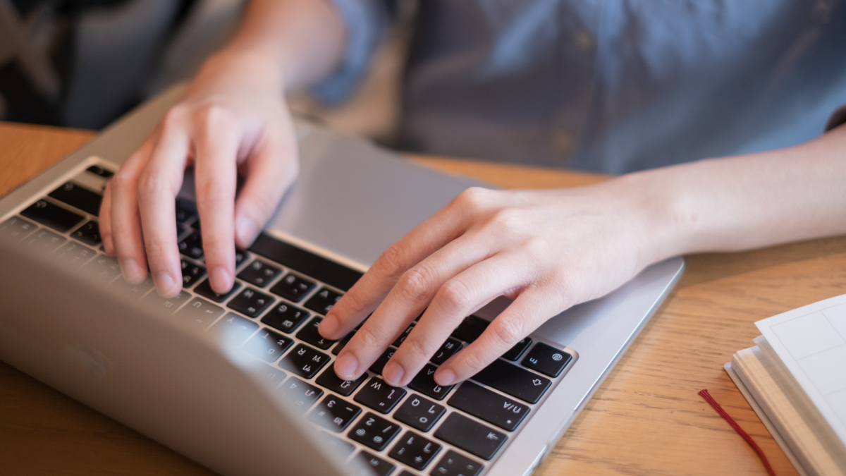 Smartphone displaying a warning about VPN security risks