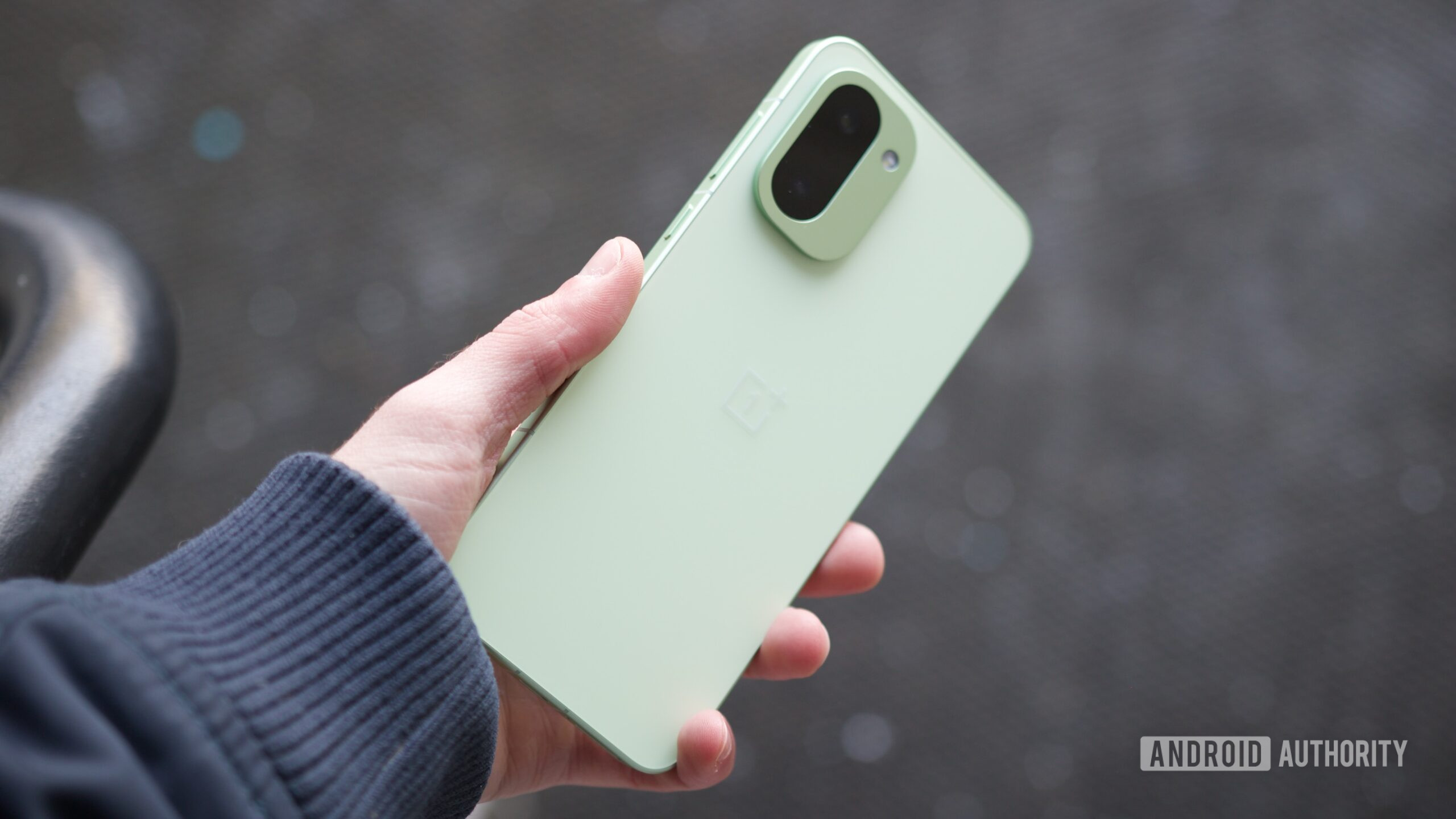 A screenshot of a negative review headline for a OnePlus phone, encapsulating the sentiment of disappointment during the OnePlus 2025 downfall.