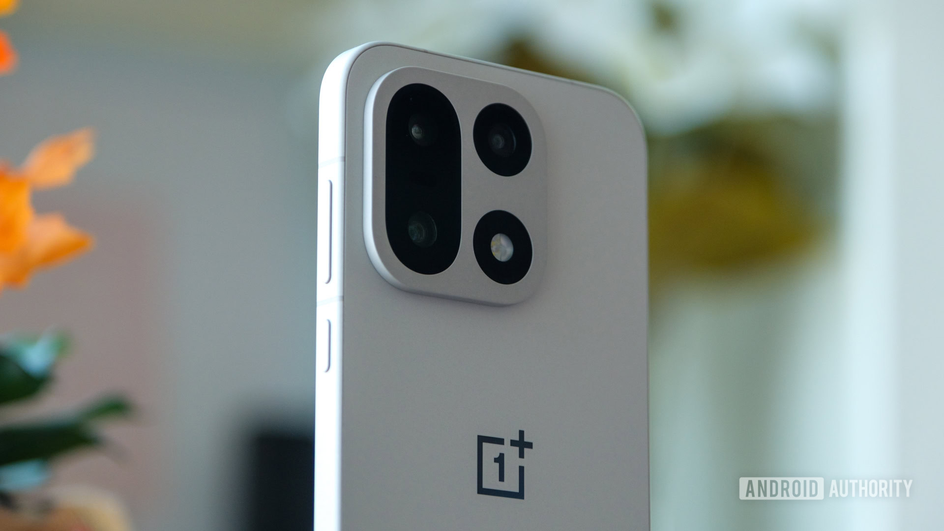 A sleek OnePlus 13 smartphone display, symbolizing its early 2025 success before the OnePlus 2025 downfall.